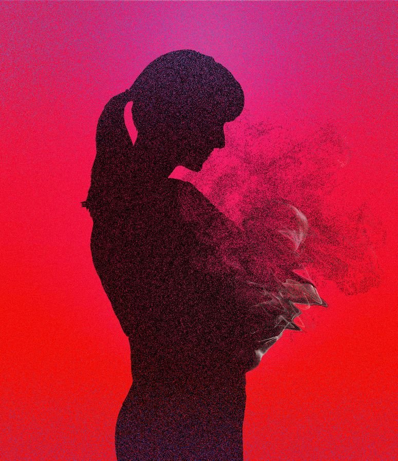 Silueta de mujer sosteniendo un bebé con fondo rosa difuminado. 