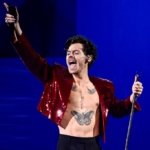 Mira a Harry Styles recuperarse con estilo de caída durante segundo concierto en México