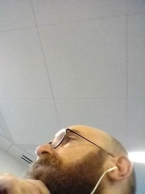 Y una ms mientras estaba sentado en su escritorio.