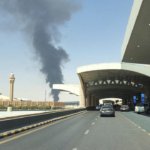 En directo: humo y fuego cerca del aeropuerto de Riad, luego de alertas aéreas en Arabia Saudita