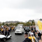 En directo: León XIV, aclamado por una multitud en los Campos Elíseos antes de la misa multitudinaria