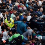 En medio de tensión y caos, cientos de migrantes son trasladados de las playas al puerto de Ceuta