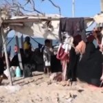 Familias huyen de los combates y cruzan el estrecho de Bab el-Mandeb mientras la OIM los recibe