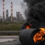 Francia busca medidas para contener el precio de los combustibles que traen enojo colectivo