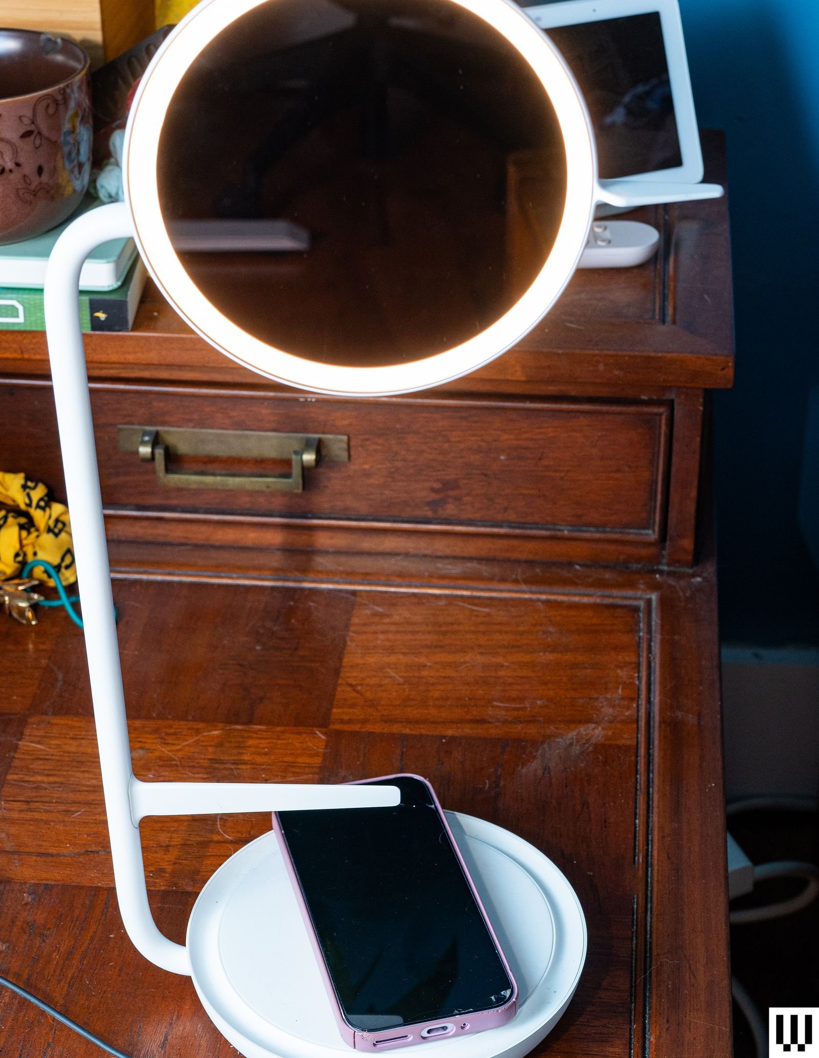 Steelcase Eclipse Light una lmpara circular con luz alrededor del borde sujeta a una varilla que desciende hasta una...