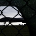 La policía británica detiene a cinco hombres y evacúa viviendas cerca de una base aérea utilizada por EE. UU.
