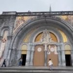 Lourdes cubre mosaicos de antiguo sacerdote acusado de abuso sexual antes de la llegada de León XIV