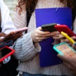México prohíbe el uso celulares en las escuelas ante su impacto en el aprendizaje y la salud mental