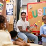 Mira a Maluma enseñar a niños de 2º grado a ser emprendedores: ‘Necesitaba el dinero’