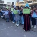 Niños palestinos vuelven a clases tras tres años de pausa por guerra; siguen los ataques israelíes