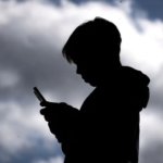 No solo niños y adolescentes, los adultos mayores también se han vuelto adictos al scrolling de videos cortos