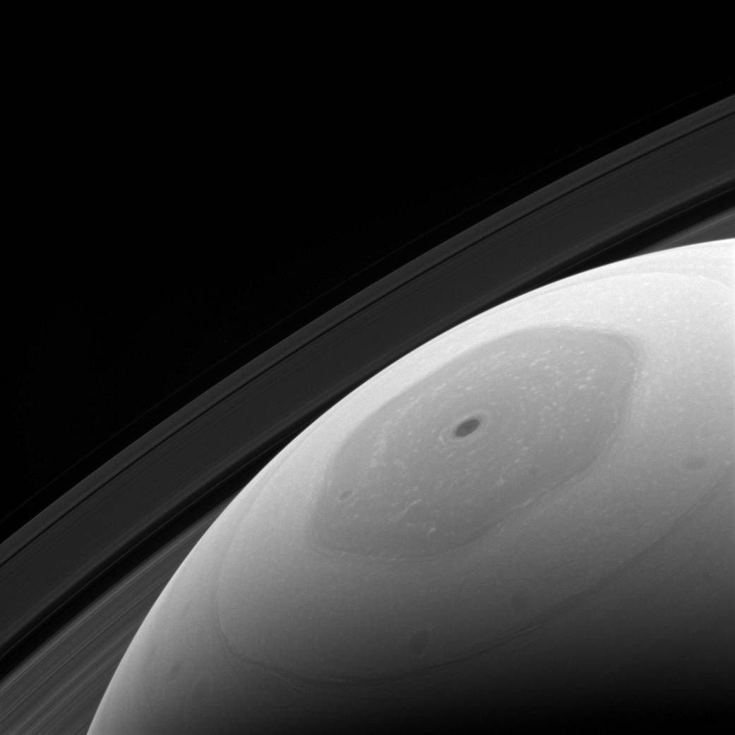 Saturno y su formación hexgonal.
