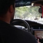 Taxistas en Afganistán buscan la manera de escuchar música pese a la prohibición talibán