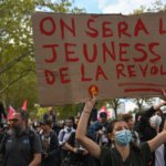 Estudiantes endurecen los bloqueos en Francia: rocían con gasolina al director de una escuela