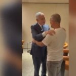 Netanyahu felicita a pasajero del vuelo Dubái-Tel Aviv que ayudó a neutralizar al copiloto